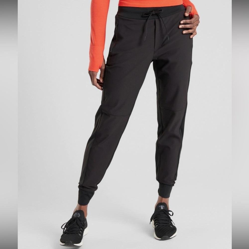 Athleta Headlands Hybrid Trek Jogger in Black Size Medium Petite